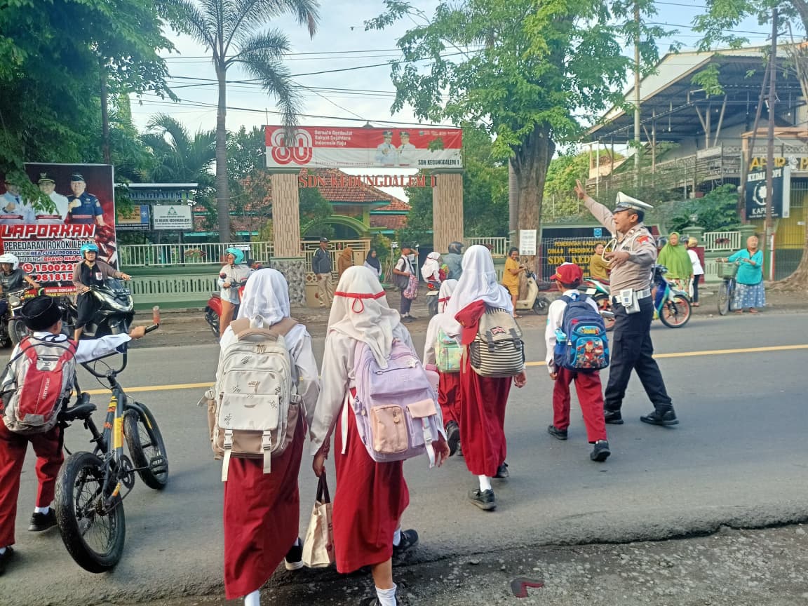 Aipda Sigit Purnomo Pimpin Pengaturan Lalu Lintas di Depan SD Kedungdalem 1 Probolinggo