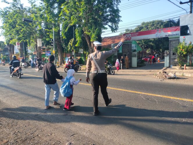 Hadir di Setiap Simpul Kemacetan, Polisi Lalu Lintas Probolinggo Jaga Ketertiban Jalan Raya