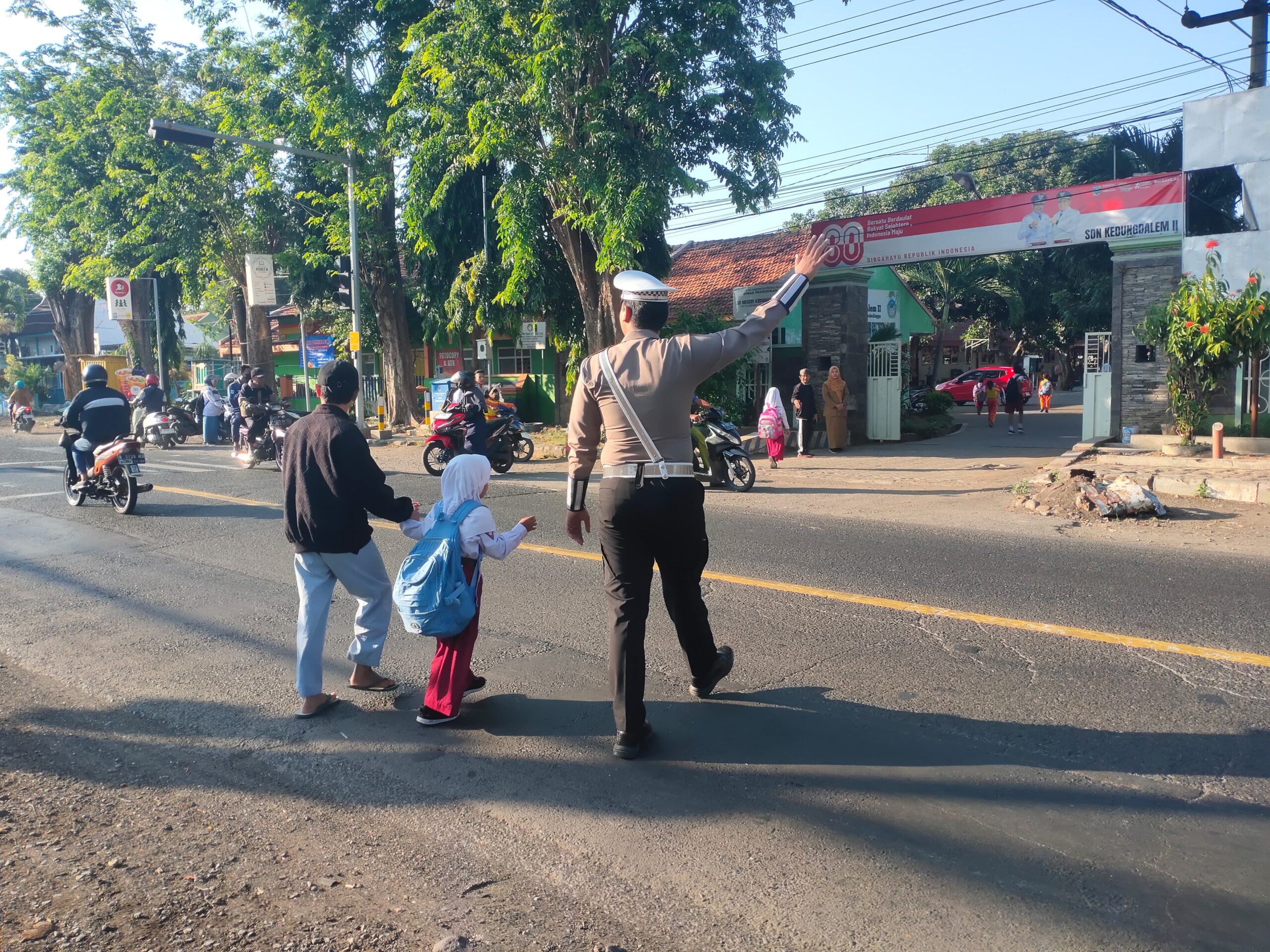 Hadir di Setiap Simpul Kemacetan, Polisi Lalu Lintas Probolinggo Jaga Ketertiban Jalan Raya