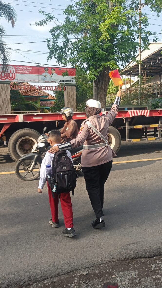 Kehadiran Bripka Deby di Jalur Dringu Bantu Pelajar dan Pekerja Lintasi Jalan dengan Aman