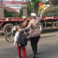 Kehadiran Bripka Deby di Jalur Dringu Bantu Pelajar dan Pekerja Lintasi Jalan dengan Aman
