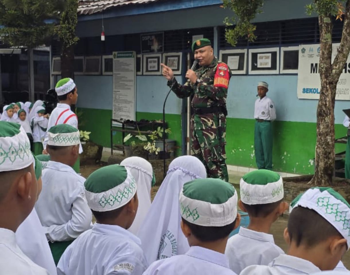 Tumbuhkan Jiwa Nasionalisme, Babinsa Jadi Pembina Upacara di MIN 9 Hulu Sungai Tengah Tumbuhkan Jiwa Nasionalisme, Babinsa Jadi Pembina Upacara di MIN 9 Hulu Sungai Tengah