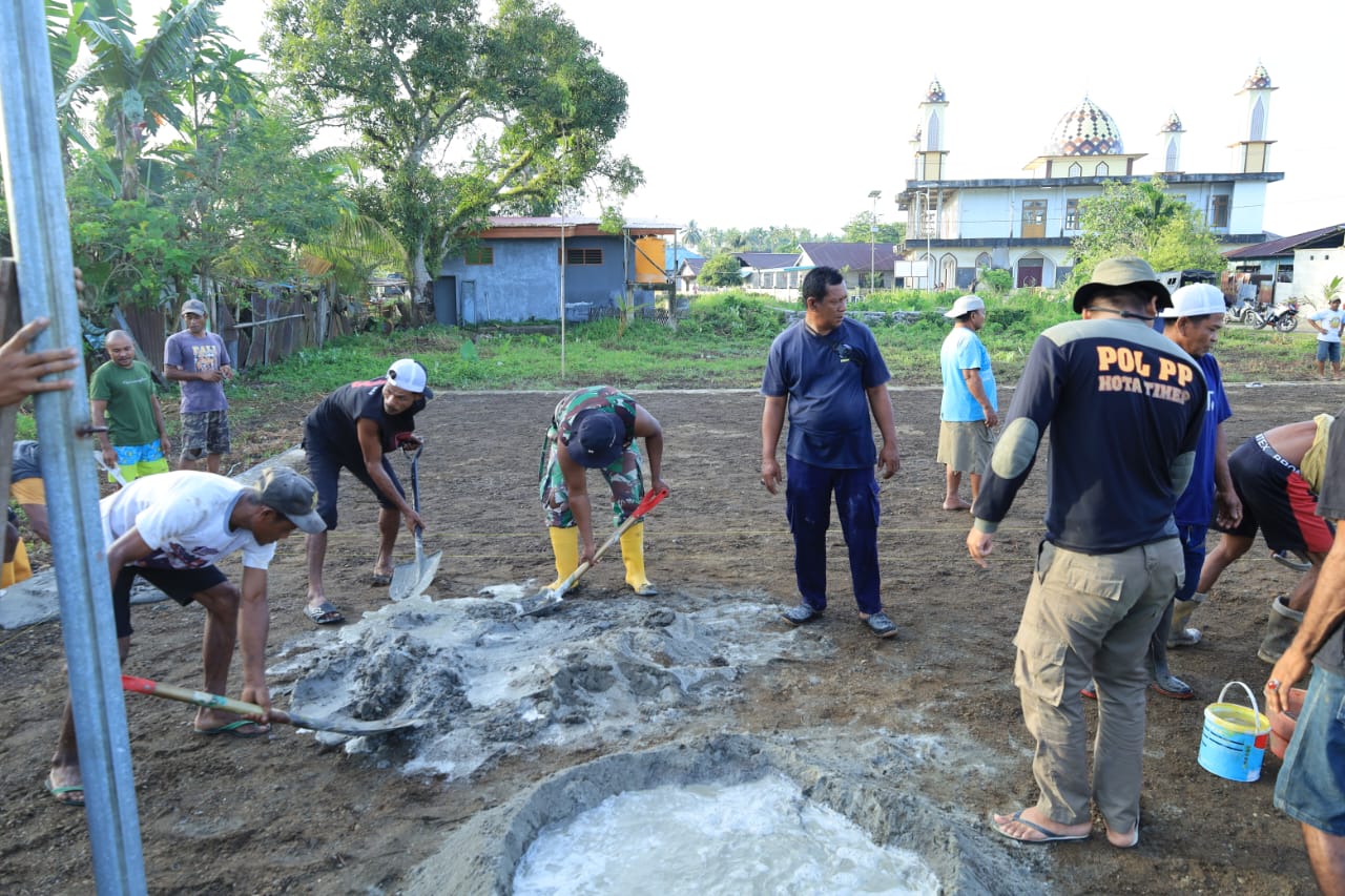 Semangat Kebersamaan, Satgas TMMD dan Warga Desa Wama Bahu Membahu Cor Lapangan Voli Semangat Kebersamaan, Satgas TMMD dan Warga Desa Wama Bahu Membahu Cor Lapangan Voli