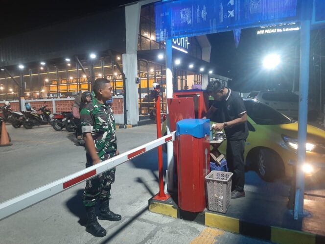 Patroli Malam Humanis, Babinsa Kraksaan Jalin Sinergi TNI dan Rakyat