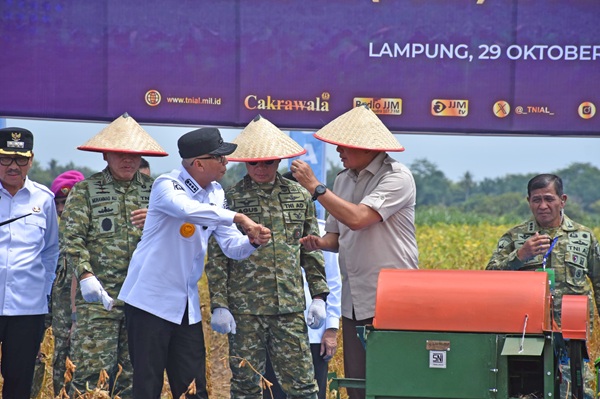 Panglima TNI Dampingi Menhan RI Tinjau Panen Kedelai Garuda Merah Putih di Lampung Utara