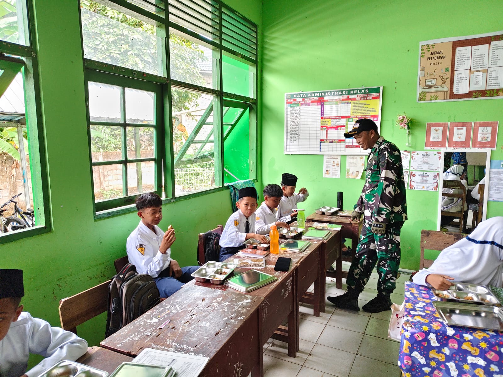 Sinergi TNI dan Pemerintah, 1.341 Siswa di Labuan Amas Utara Terima Makanan Bergizi Gratis Sinergi TNI dan Pemerintah, 1.341 Siswa di Labuan Amas Utara Terima Makanan Bergizi Gratis