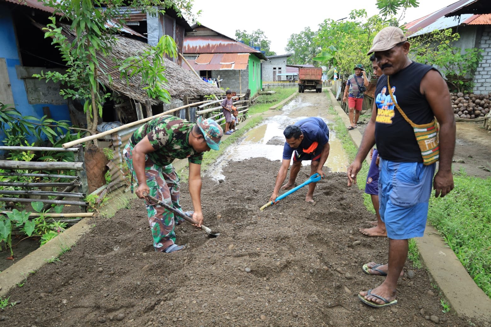 Wujud Kepedulian, Satgas TMMD dan Warga Kompak Perbaiki Jalan Desa Wujud Kepedulian, Satgas TMMD dan Warga Kompak Perbaiki Jalan Desa