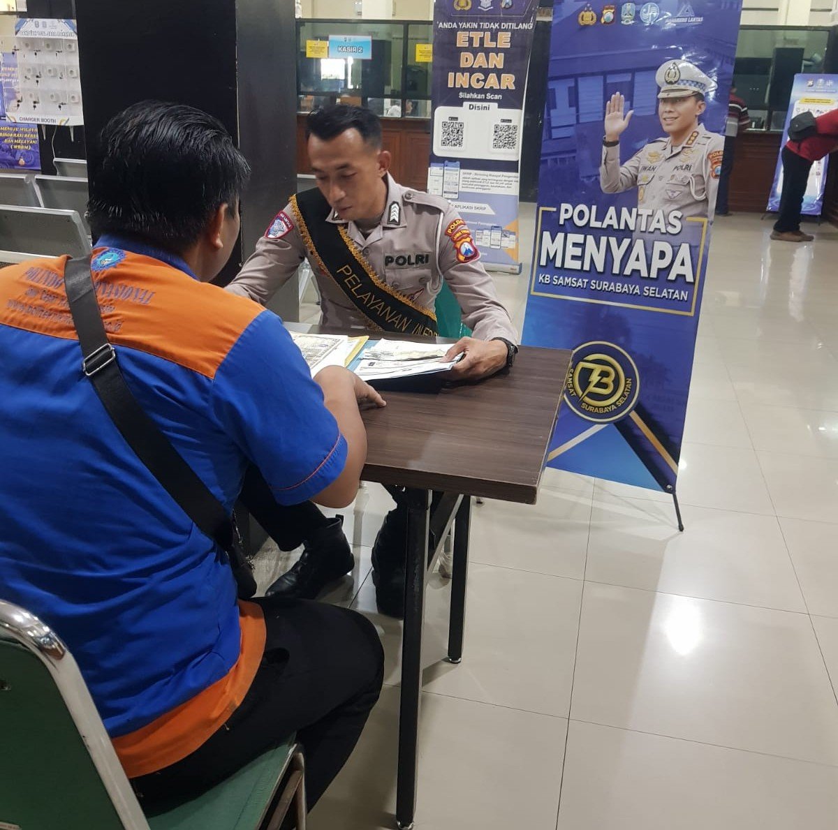 Polantas Menyapa di Samsat Surabaya Selatan: Wujud Pelayanan Humanis dan Tanpa Calo Polantas Menyapa di Samsat Surabaya Selatan: Wujud Pelayanan Humanis dan Tanpa Calo