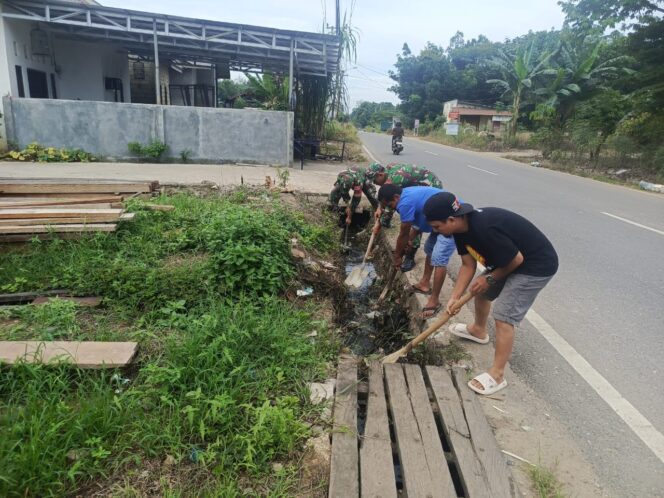 
					Babinsa Koramil 1008-04/Tanta Ajak Warga Bersihkan Lingkungan Desa Tanta Hulu