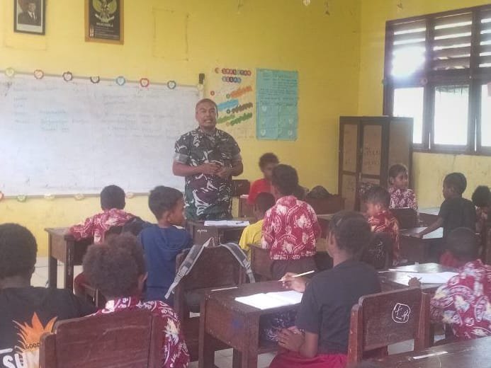 Babinsa Mapurujaya Tanamkan Nilai Cinta Tanah Air kepada Siswa SD YPPK Kaugapu Babinsa Mapurujaya Tanamkan Nilai Cinta Tanah Air kepada Siswa SD YPPK Kaugapu