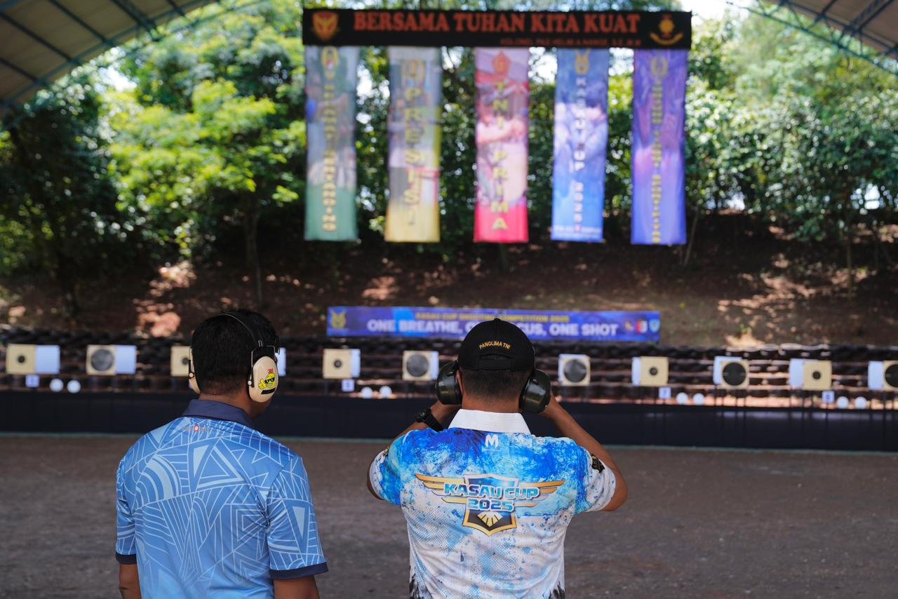 Panglima TNI Hadiri Kejuaraan Menembak Kasau Cup 2025 di Brigade Parako I Pasgat Panglima TNI Hadiri Kejuaraan Menembak Kasau Cup 2025 di Brigade Parako I Pasgat