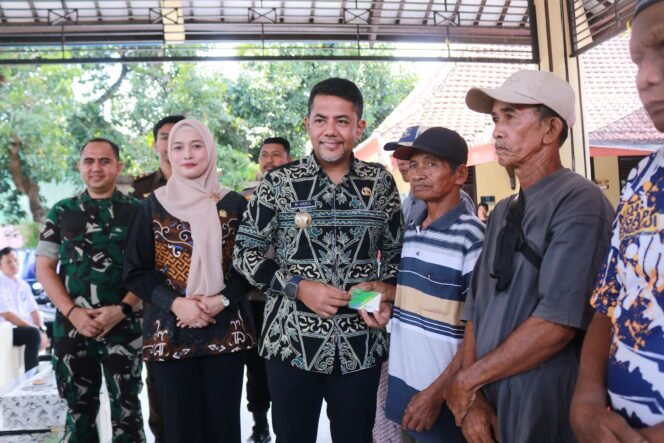 Gus Haris Serahkan Kartu BPJS Ketenagakerjaan untuk Ribuan Buruh Tani Tembakau di Probolinggo