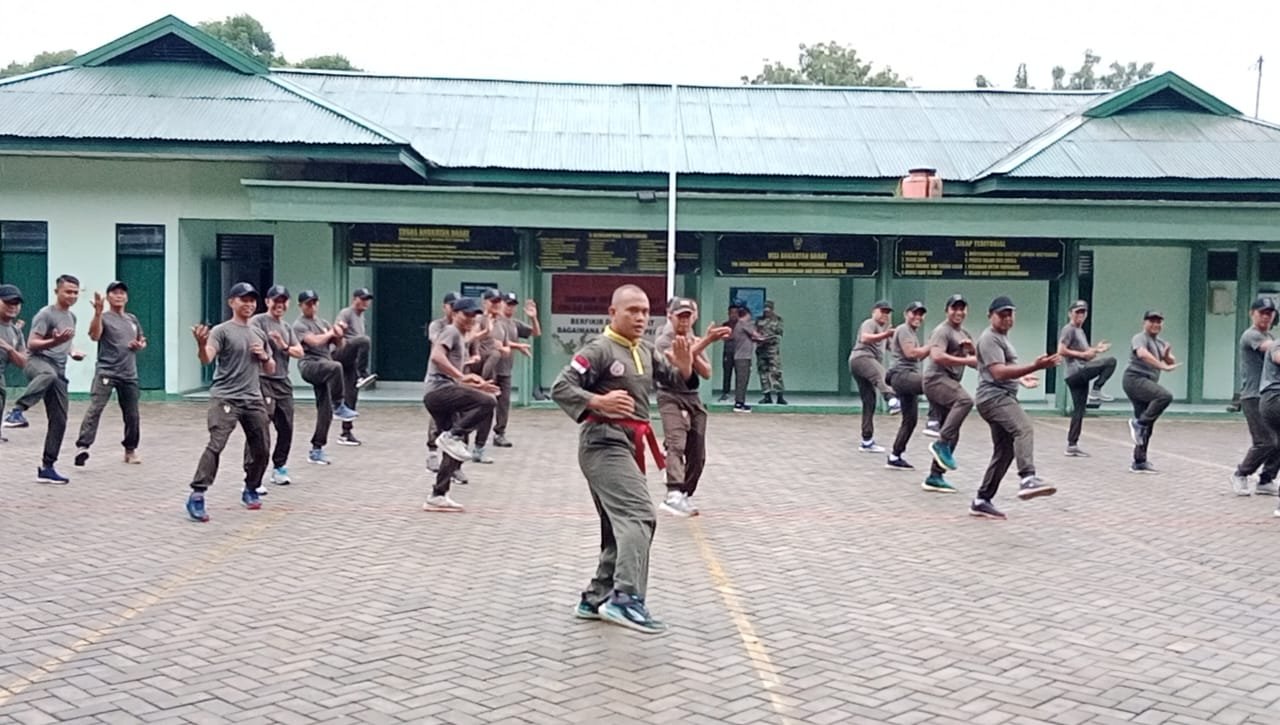 Prajurit Kodim 1002/HST Asah Ketangkasan Lewat Latihan Pencak Silat Militer Prajurit Kodim 1002/HST Asah Ketangkasan Lewat Latihan Pencak Silat Militer
