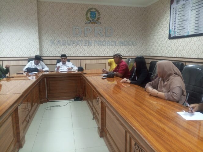 
Teriakan Suarni Janda Sapikerep yang Teraniaya Guncang DPRD Probolinggo: ‘Saya Cuma Cari Keadilan’