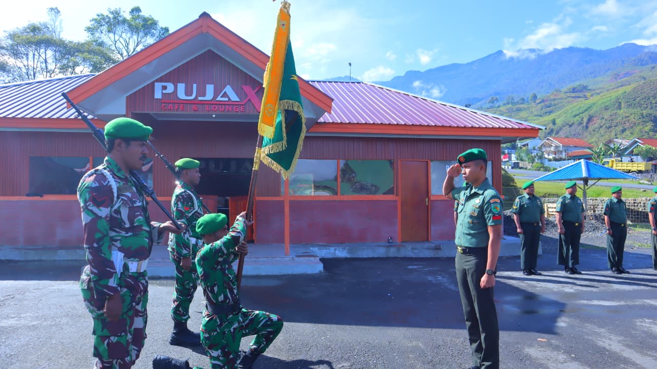 Komandan Kodim 1714/Puncak Jaya Pimpin Upacara Kenaikan Pangkat dan Korp Raport Pindah Satuan