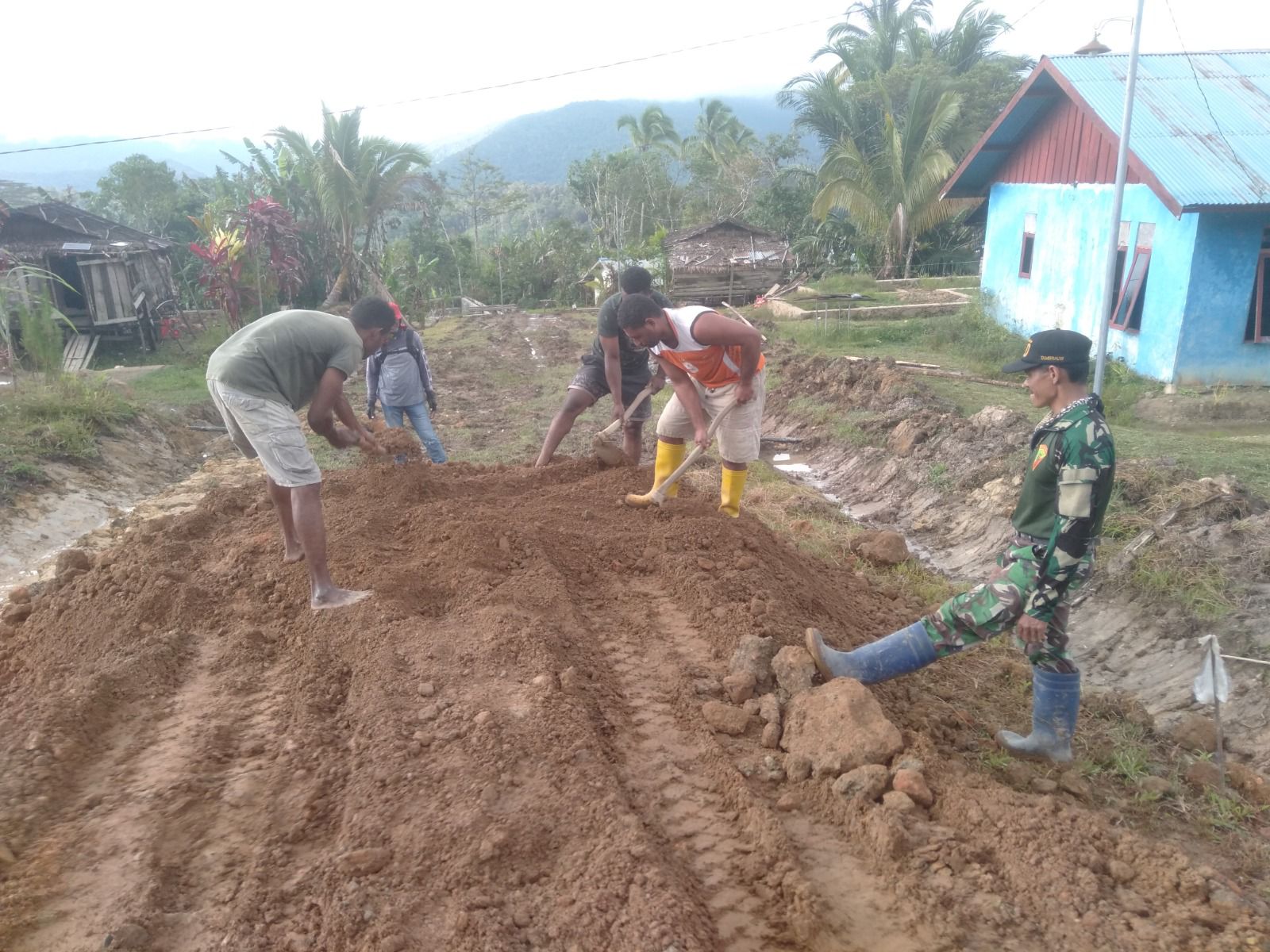 Satgas TMMD ke-126 Mulai Bekerja di Kampung Babak, TNI dan Warga Tambrauw Bergotong Royong Bangun Jalan