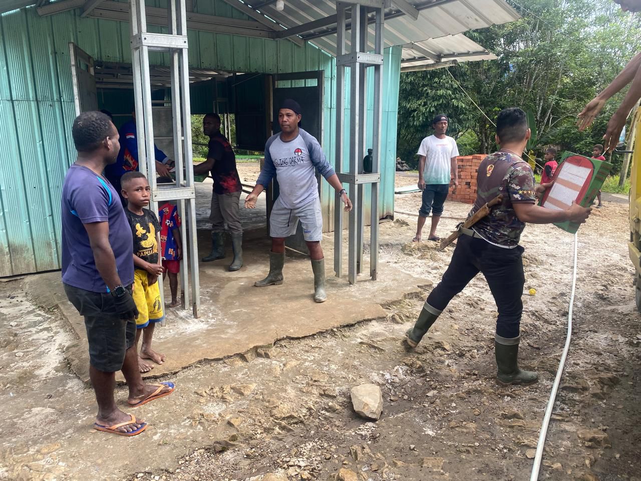 Satgas TMMD ke-126 Kodim 1810/Tambrauw dan Warga Kampung Babak Gotong Royong Rehabilitasi Gereja Advent