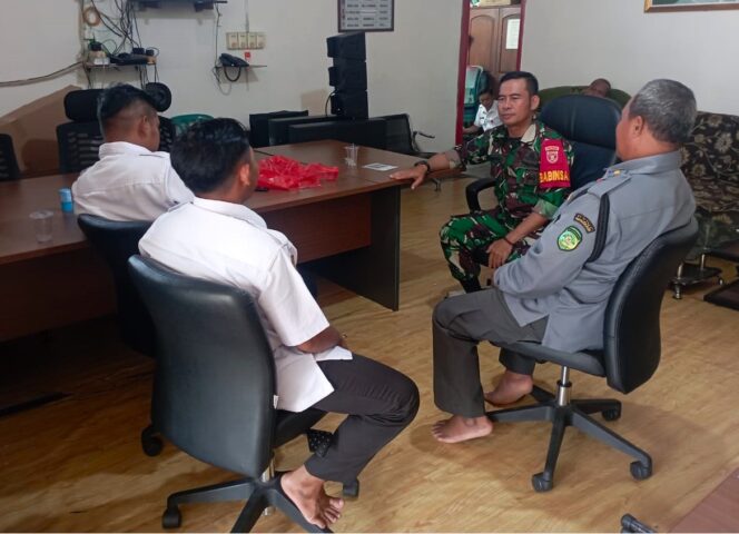 
					Wujudkan Keamanan Dan Ketertiban Di Wilayah Binaan,  Babinsa Lakukan Komsos Bersama Aparatur Desa