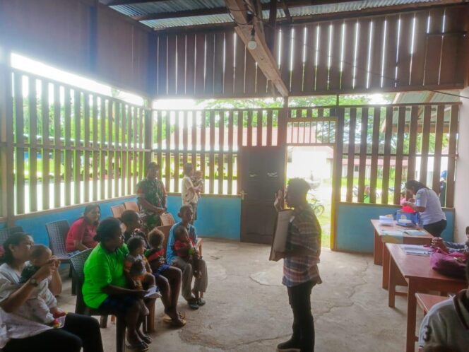 
					Satgas TMMD Ke-126 Bersama Puskesmas Sausapor Gelar Posyandu Anak di Kampung Bondek