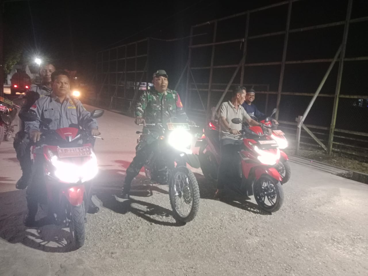 Tingkatkan Kamtibmas Di Malam Hari Babinsa Bersama Warga Lakukan Patroli Siskamling