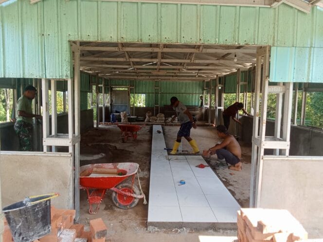 
Satgas TMMD 126 Kodim Tambrauw Lanjutkan Pemasangan Keramik pada Pembangunan Gereja Advent
