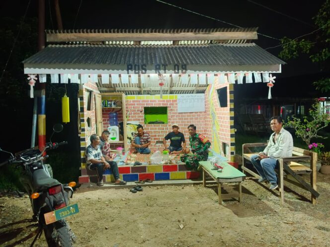 
					Wujudkan Kemanunggalan TNI Dan Rakyat, Babinsa Bersama Warga Kompak Jaga Kamtibmas Dengan Melakukan Pos Ronda