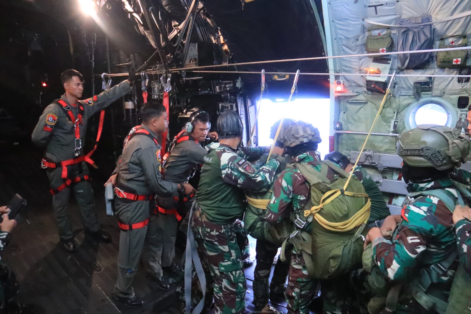 Lanud Sultan Hasanuddin Dukung Latihan Penerjunan Dasar Para Kostrad Lanud Sultan Hasanuddin Dukung Latihan Penerjunan Dasar Para Kostrad