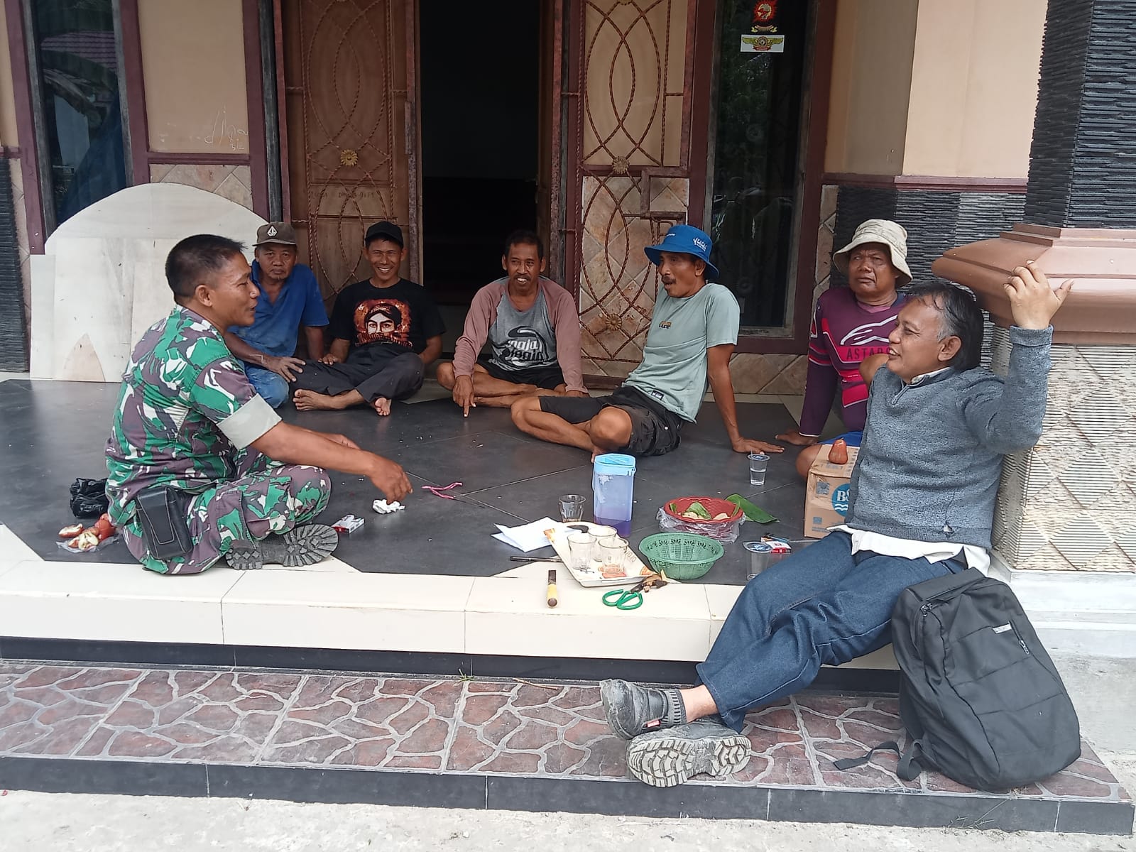 Babinsa Kerta Buana Ciptakan Keakraban dengan Warga Binaan Melalui Komsos Babinsa Kerta Buana Ciptakan Keakraban dengan Warga Binaan Melalui Komsos