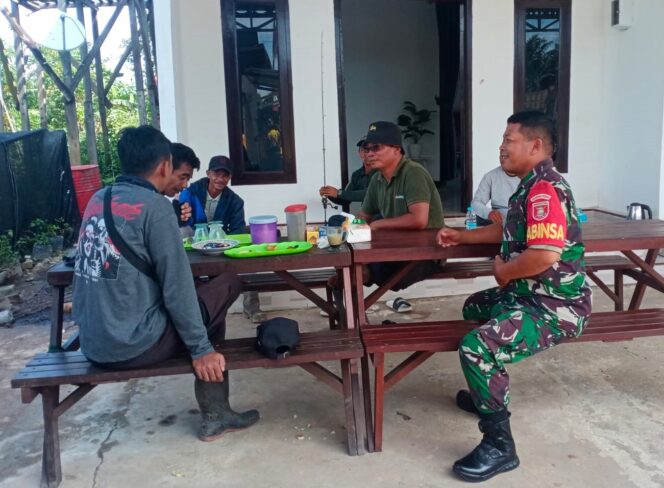 Babinsa Hadir Di Tengah Warga, Lakukan Komsos Sebagai Sarana Kebersamaan Dan Kepedulian
