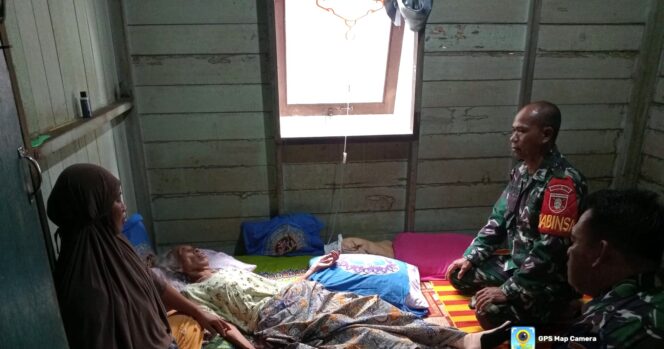 Wujud Kepedulian, Babinsa Koramil 14/Tgrs Besuk Warga Yang Sakit