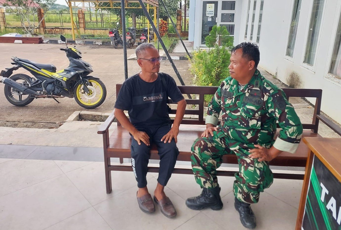 Menjalin Silaturahmi Babinsa Koramil 14 Tenggarong Seberang Komsos Dengan Tokoh Masyarakat Menjalin Silaturahmi Babinsa Koramil 14 Tenggarong Seberang Komsos Dengan Tokoh Masyarakat