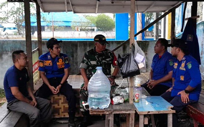 Pererat Hubungan Dan Sinergitas, Babinsa Gelar Komsos Dengan Personel Damkar Pererat Hubungan Dan Sinergitas, Babinsa Gelar Komsos Dengan Personel Damkar