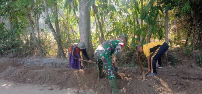 
					Antisipasi Genangan Air, Babinsa dan Warga Pohsangit Tengah Kompak Lakukan Pembersihan Saluran