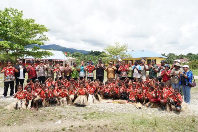 
					Dandim 1710/Mimika Dampingi Bupati dan Wakil Bupati Mimika Saat Melaksanakan Kunjungan Kerja di Distrik Mimika Barat Jauh