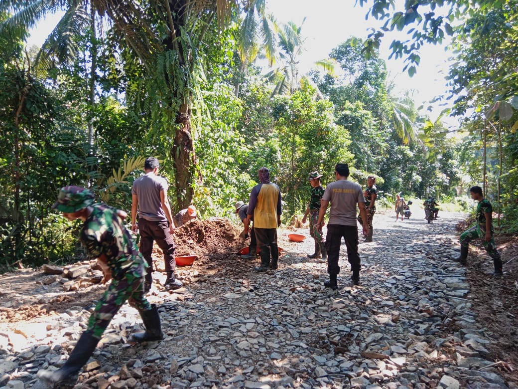 Satgas TMMD ke-126 Lanjutkan Pengerasan Jalan di Desa Cikeuntrung, Progres Capai 98%