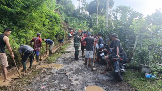 
					Gerak Cepat Babinsa Bersama Warga Bersihkan Material Longsor, Jalan  Penghubung antar Dusun Kembali Terbuka