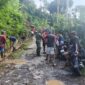 Gerak Cepat Babinsa Bersama Warga Bersihkan Material Longsor, Jalan Penghubung antar Dusun Kembali Terbuka