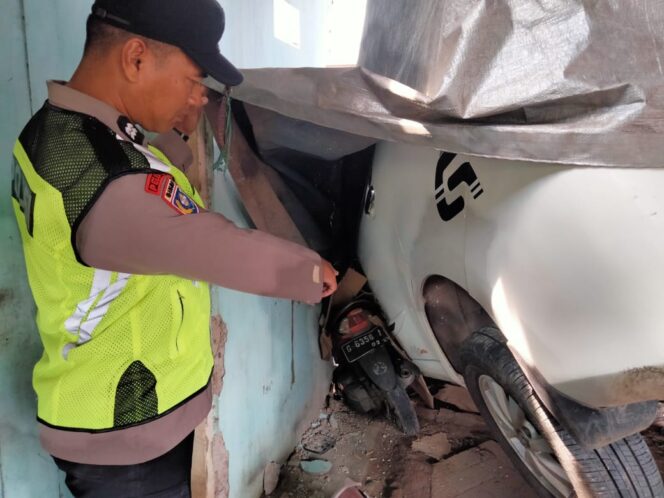 
					Diduga Microsleep, Avanza Tabrak Bengkel di Kedungwuni, Dua Kendaraan Rusak Berat