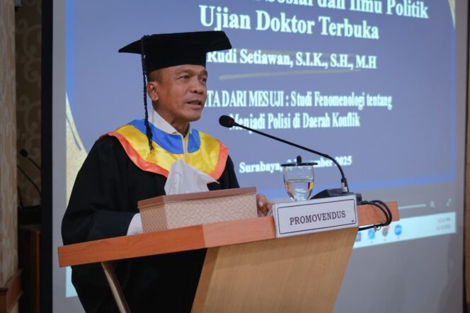 
					Kapolda Jabar Raih Gelar Doktor Lewat Disertasi “Cerita dari Mesuji”, Paparkan Kondisi Polisi di Tengah Konflik*