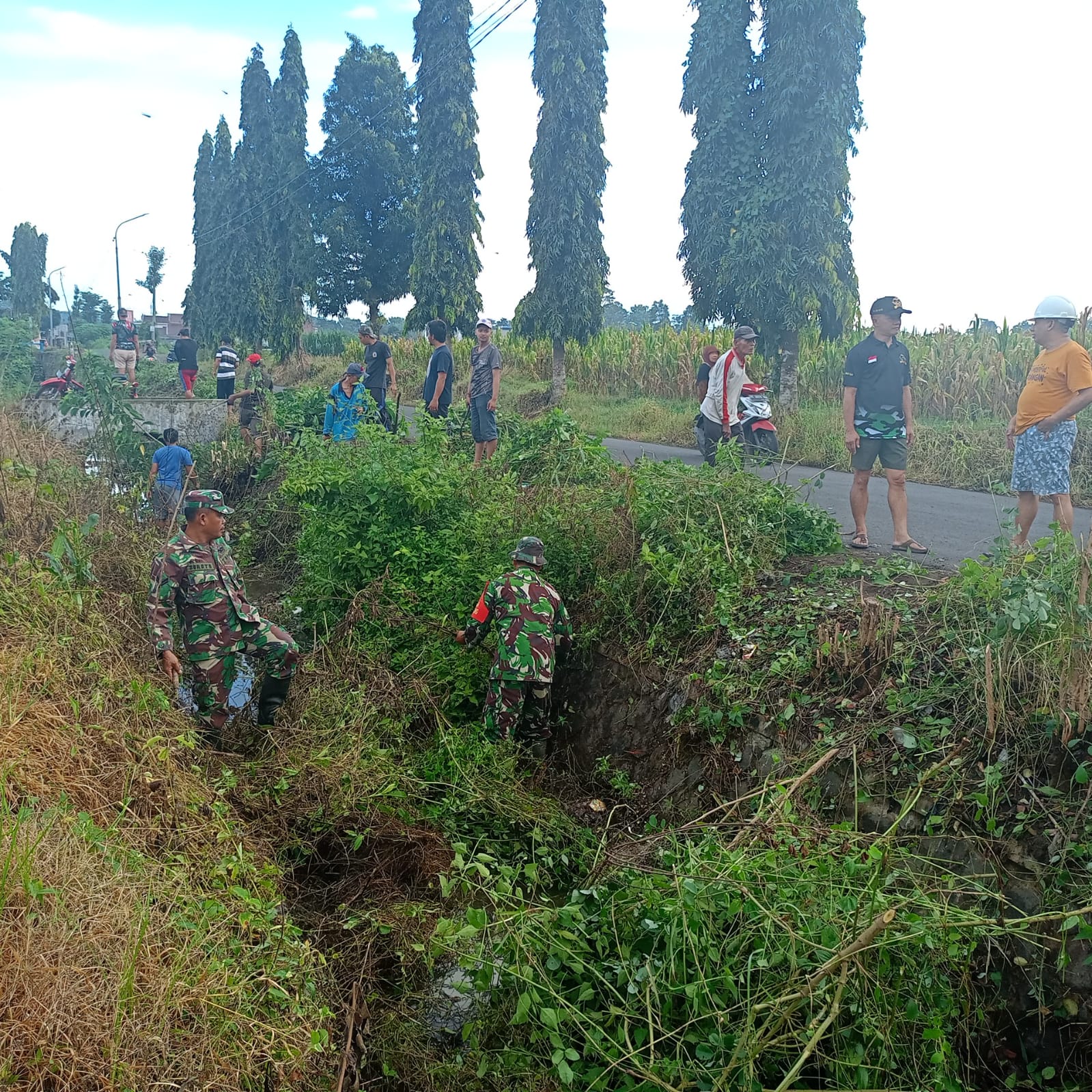 Aksi Nyata, Anggota Koramil 0808/04 Sanankulon Dan Warga Sigap Bersihkan Saluran Irigasi