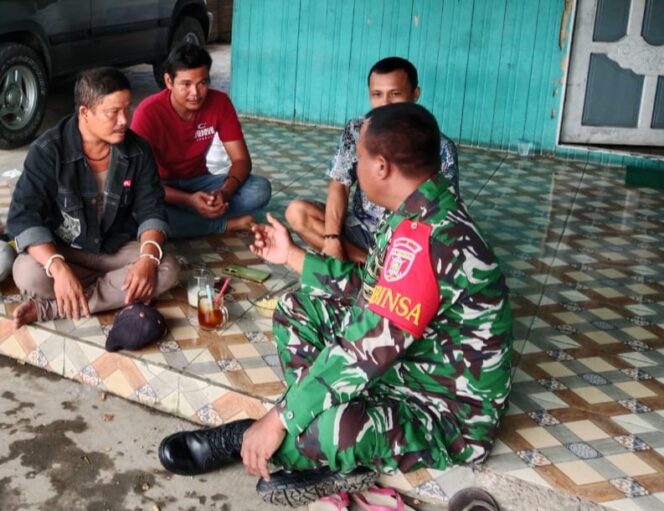 
Pererat Silaturahmi, Babinsa Haruyan Gelar Komsos Bersama Warga