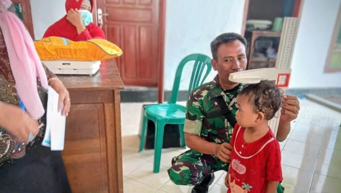 
					Sinergi TNI dan Tenaga Kesehatan, Babinsa Koramil 0820/07 Wonomerto Aktif Dukung Program Posyandu