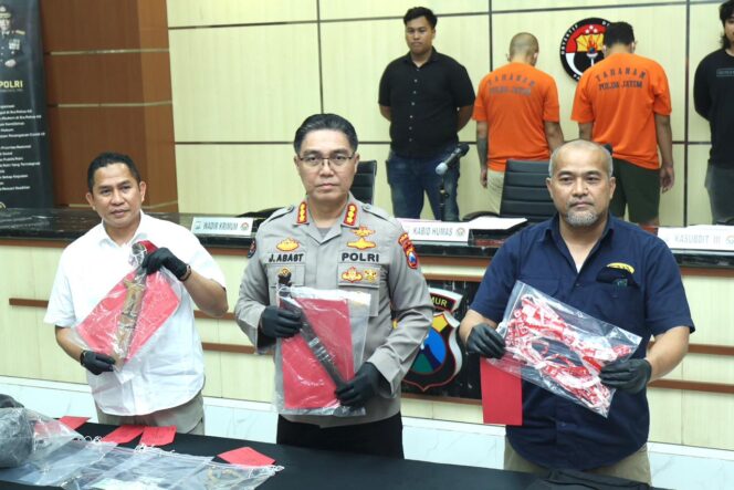 
					Polda Jatim Ungkap Sindikat Pencurian Bersenjata di Minimarket Lintas Provinsi*