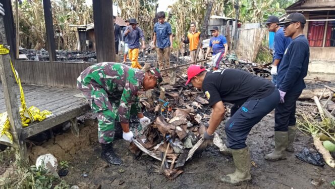 
Dua Rumah Hangus Terbakar, TNI-Polri dan Warga Gotong Royong Bersihkan Puing di Desa Ayuang