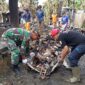 Dua Rumah Hangus Terbakar, TNI-Polri dan Warga Gotong Royong Bersihkan Puing di Desa Ayuang