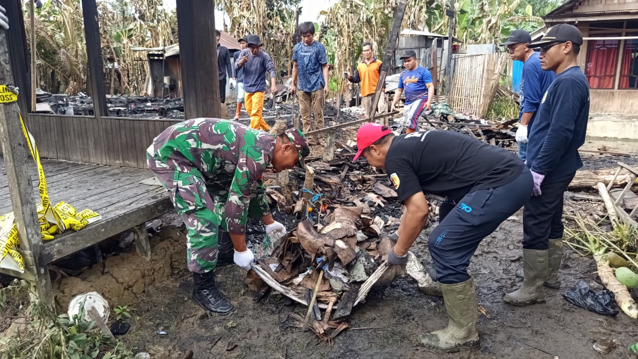Dua Rumah Hangus Terbakar, TNI-Polri dan Warga Gotong Royong Bersihkan Puing di Desa Ayuang