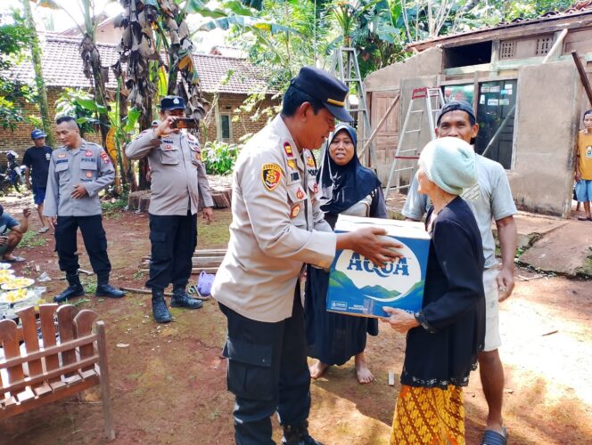 
					Peduli Sesama, Kapolsek Mlonggo Turun Langsung Salurkan Bantuan Sembako kepada Warga Kurang Mampu