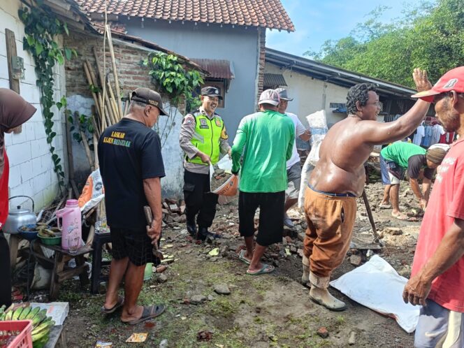 
Polisi Penolong Masyarakat”: Bhabinkamtibmas Kajen dan Warga Bersihkan Puing Rumah Roboh