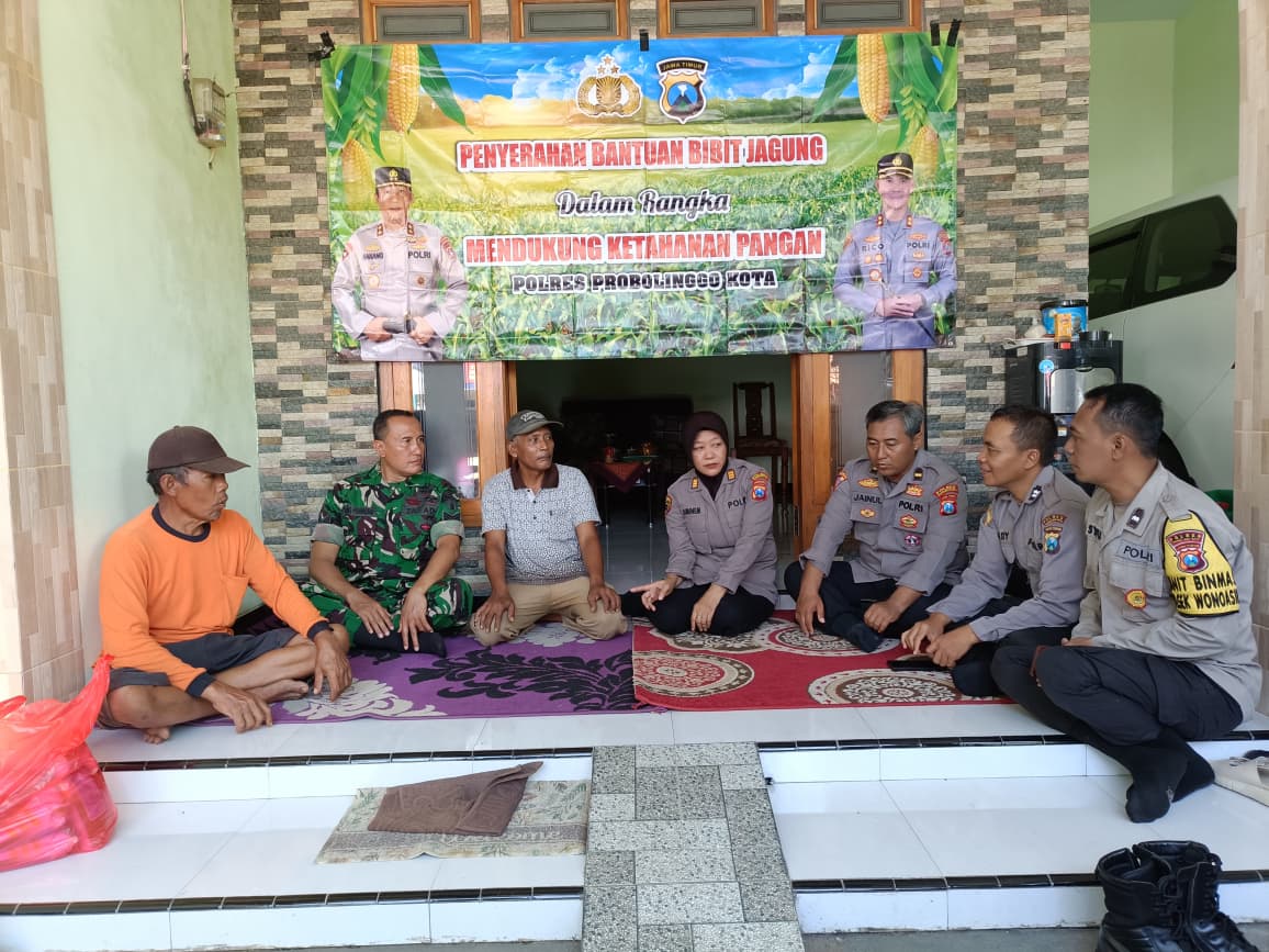 Sinergi Polisi dan Petani: Polres Probolinggo Kota Dorong Kemandirian Pangan Lewat Bantuan Bibit Jagung