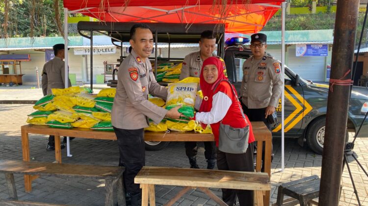 Dekatkan Akses Pangan Murah, Polres Magetan Mobiling hingga Desa dan Pasar Tradisional Jual Beras Murah